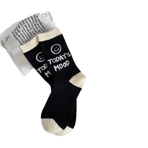 Schwarze und weiße lässige Crew-Socken mit Smiley und Buchstaben-Druck, bequeme Baumwolle.