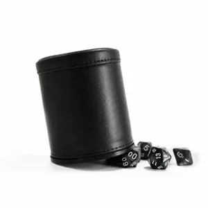 Gobelet a des en cuir PU noir avec des des polyedriques pour jeux de societe et soirees.