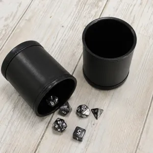 Ensemble de gobelets à dés en cuir PU noir avec dés polyédriques pour jeux et divertissement.