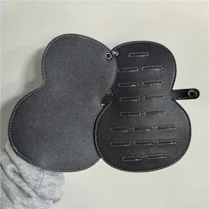 Vue détaillée du porte-médiator de guitare en cuir noir avec 17 fentes et bouton-pression.