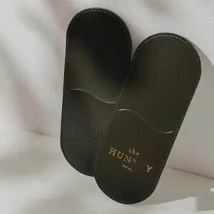 Detalle de primer plano de bolsa organizadora de cubiertos de cuero ecológico verde con relieve.