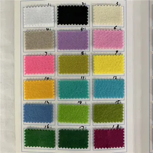Muestras de color de tela de fieltro para manteles individuales y posavasos detalle.
