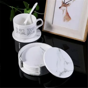 Marmoroptik Keramik Untersetzer Set mit Halter und passender Tasse für die Tischdekoration.