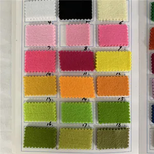 Tarjeta de muestra de color de posavasos de fieltro cuadrado con varios tonos vivos.