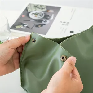 Grünes PU Leder Kosmetiktuch Etui Detail mit robusten Druckknöpfen für den täglichen Gebrauch.