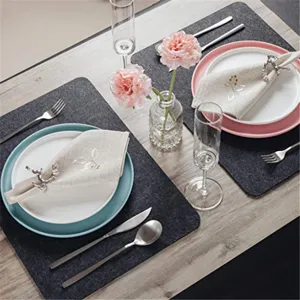 Detalle de mantel individual de fieltro gris, mantel térmico para decoración comedor