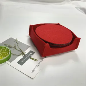 Nahaufnahme des roten Filz-Untersetzer-Sets mit runden Matten und Halter für den Tisch.