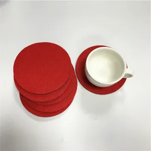 Rotes Filzuntersetzer Set, verdickte hitzebeständige Tassenmatte für Tischdekoration.