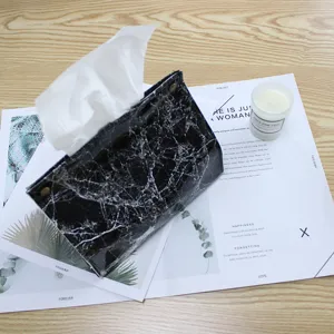 Noordse stijl lederen tissue houder met creatief zwart marmeren patroon voor thuis.