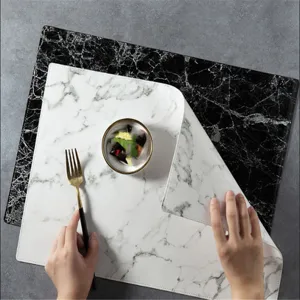Set da tavola in pelle PU stile nordico con elegante motivo in marmo per la sala da pranzo.
