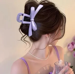 Pince à cheveux en résine violette avec nœud, accessoire élégant et frais pour le coiffage quotidien.