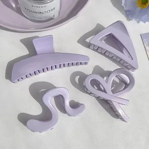 Ensemble de pinces a cheveux en resine violet clair avec differentes formes geometriques et vagues.