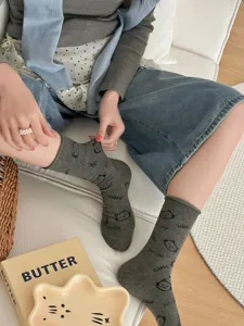 Détail chaussettes mi-hautes chat gris, chaussettes coton mignonnes avec motif chat.