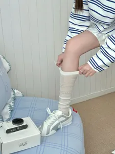 Nahaufnahme Detailaufnahme von atmungsaktiven weißen Mesh Wadensocken getragen mit Sneakers.