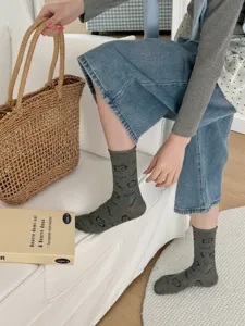 Chaussettes mi-mollet grises en coton avec motifs de chats mignons et lettrage, vue détaillée.