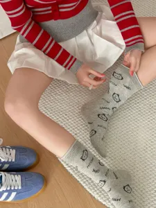 Chaussettes mi-hautes grises pour femmes avec motif mignon de chat et d'arête de poisson, coton.