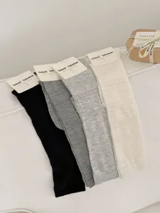 Detailansicht von Damen Ballett Mesh Wadenstrümpfen in vier Farben, atmungsaktives dünnes Design.