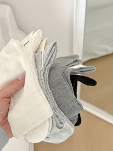 Nahaufnahme von atmungsaktiven Netzstrümpfen in verschiedenen Farben mit feiner Strickstruktur.