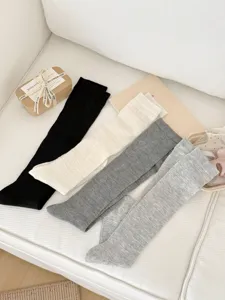 Nahaufnahme atmungsaktiver Mesh-Wadensocken im modernen Ballet-Stil, in verschiedenen Farben.