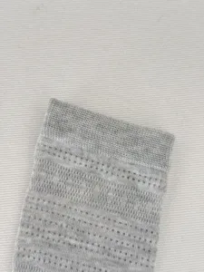Graue Netzstrick Wadenstrocke Detail, atmungsaktive dunne Sommerbeinbekleidung Nahansicht