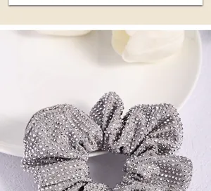 Dettaglio elastico per capelli con strass brillanti, elegante accessorio lucido per donna.