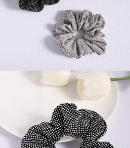 Vista dettagliata dell'elastico per capelli con strass scintillanti, accessorio elegante.