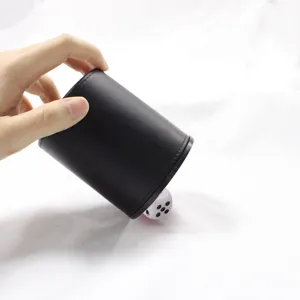 Ensemble de gobelet a des en cuir PU noir avec des des blancs pour jeux de bar et fete.