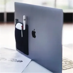 Vue détaillée de la pochette élastique noire pour l'arrière de l'ordinateur portable.