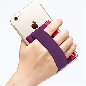 Détail de la sangle élastique violette pour téléphone, offrant prise sûre et porte-cartes.