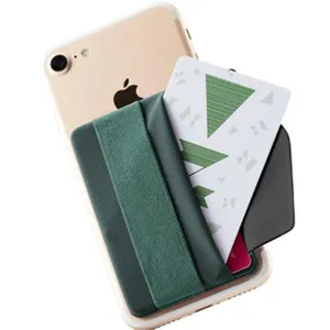 Vista dettagliata del portacarte per cellulare in Lycra elastica, tasca verde scuro a U.