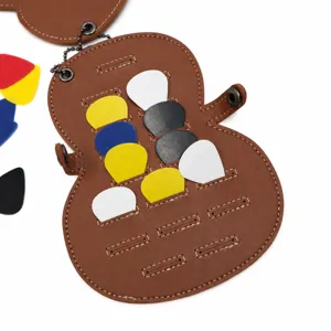 Étui porte-médiators de guitare en cuir avec plusieurs emplacements pour accessoires.