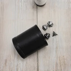 Ensemble de gobelet à dés en cuir PU noir avec dés à faces multiples pour jeux de société.