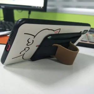 Detailweergave van de Lycra stof telefoonhouder sticker met lederen kaartenhouder en lus.