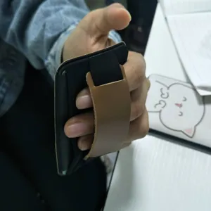 Detailopname van de Lycra stoffen en lederen telefoonkaartjeshouder met riemstandaard.