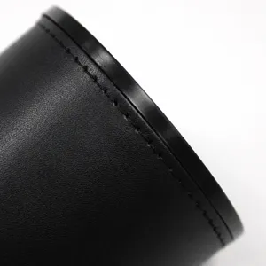 Image principale de gobelet de dés en cuir PU noir montrant une texture fine pour les jeux.