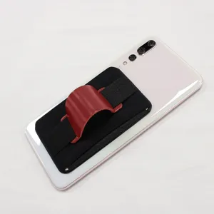 Zwarte elastische telefoonhouder met rode lederen vingerriem en standaard voor veilige grip.