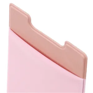 Primo piano dettaglio del porta carte di credito elastico rosa a forma di U per smartphone.