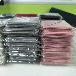 Dettaglio visivo dell'adesivo portacarte elastico in tessuto Lycra per smartphone