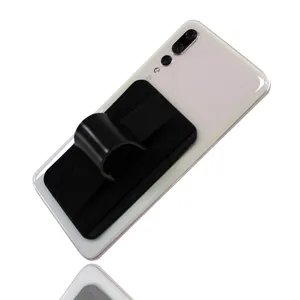 Detailopname van de zwarte elastische telefoonhouder en kaarthouder op de achterkant van een telefoon.