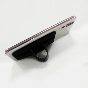 Gedetailleerd weergave van de zwarte Lycra stoffen telefoonhouder sticker met flexibele grip.