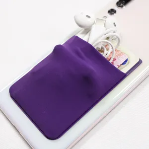 Portacarte viola in tessuto Lycra elastico, tasca adesiva posteriore per carte e piccoli oggetti.
