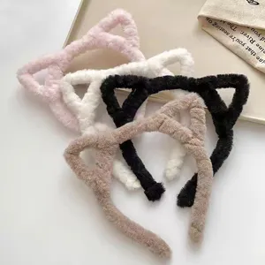 Détail de bandeau oreilles de chat en peluche douce et duveteuse, design mignon en couleurs.