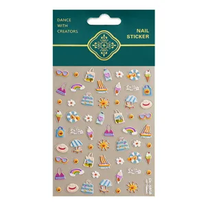 Detaillierte Nahaufnahme von 5D geprägten Sommer Strand Nagelaufklebern mit niedlichen Motiven.