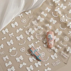 5D in reliëf witte strik nagelstickers detailweergave, parels en hartjes decoratie.