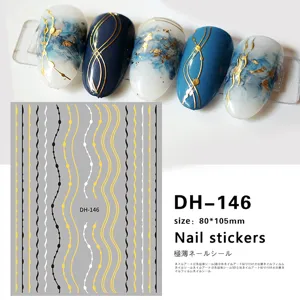 Detailansicht von 3D Gold und schwarzen Linien Nagelkunststickern mit eleganter Präsentation.
