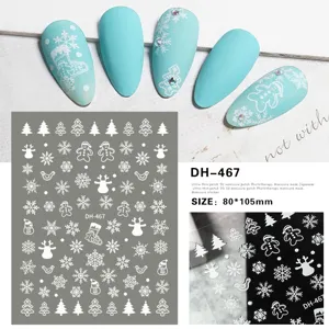 Autocollants d'ongles 3D de Noël avec de jolis flocons et motifs de bonhommes en pain d'épices.