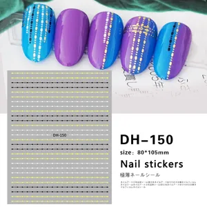 Detailaufnahme von 3D geometrischen Nagelaufklebern mit goldenen und blauen Streifen.