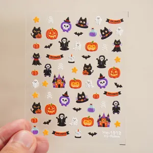 Primo piano dettagliato di adesivi per unghie di Halloween 5D con fantasmi e zucche carine.