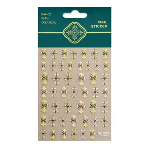 Dettaglio adesivo per unghie croce gotica goffrata 5D, design lamina argentata per nail art.