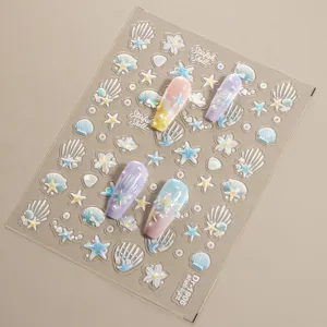 Gros plan sur les autocollants d'ongles coquillage et étoile de mer en relief 5D holographiques.